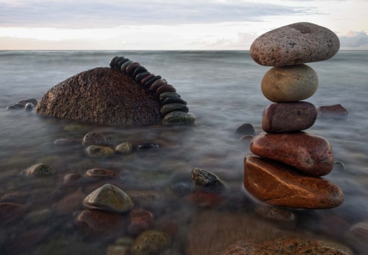 Rügentour - Steinskulpturen am Sanddornstrand in Wittenbeck