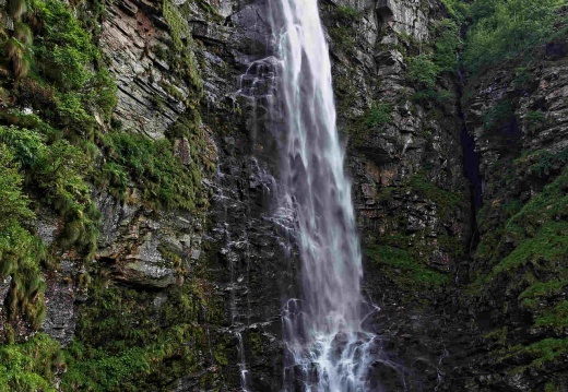 Alpentour - Froda Wasserfall im Verzascatal