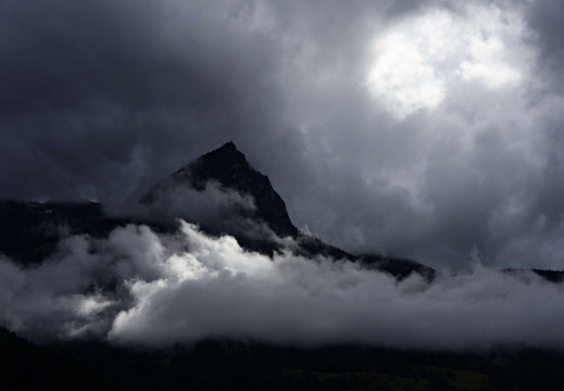 Alpentour - Gewitterstimmung am Giswilerstock