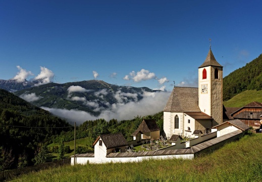 Alpen-Tour - Oberwielenbach (20312 visits)
Die Dorfkirche in Oberwielenbach in Südtirol. Im Hintergrund der Kronplatz. D750... Alpen-Tour - Oberwielenbach