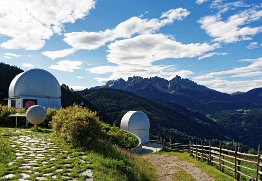 Alpentour - die Sternwarte bei Unteregger (12893 visits)
Die Sternwarte Max Valier liegt auf ca. 1.350m Meereshöhe und ist nur wenige Schritte vom Un... Alpentour - die Sternwarte bei Unteregger
