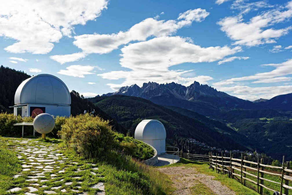 Die Sternwarte Max Valier liegt auf ca. 1.350m Meereshöhe und ist nur wenige Schritte vom Untereggerhof entfernt. Es ist die erste und einzige Sternwarte in Südtirol. Im Hintergrund der Rosengarten. D7505525
0635_Unteregger_D7505525_bWZb_Sternwarte-Rosengarten.jpg