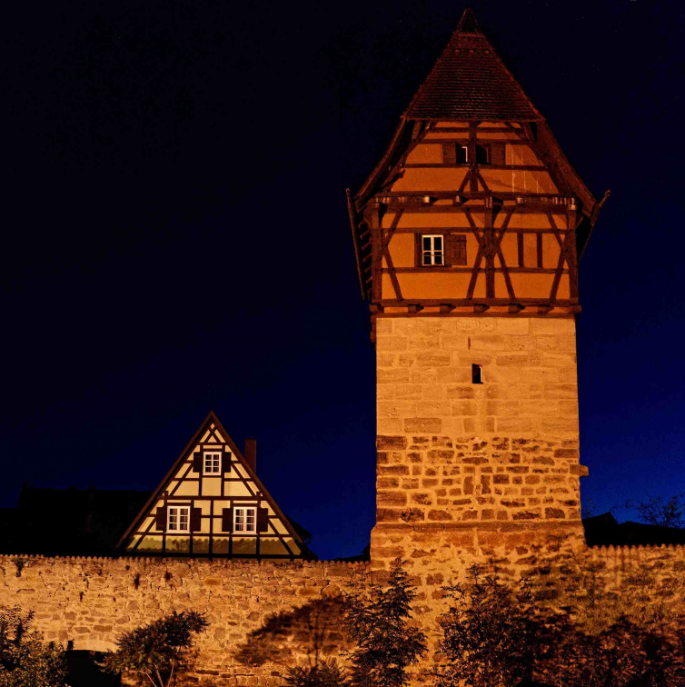 Der Bäuerlinsturm, das Wahrzeichen von Dinkelsbühl am Abend. Einer der vielen Türme derStadtmauer. Die jetzige hat eine Länge von 2,5 km und umschließt etwa 33 ha. Sie zählte einschließlich der vier heutigen Tortürme zeitweise 27 Türme V303780 Panorama aus 2 Einzelbildern
0063_Dinkelsbühl_V303780_bWZ2bv_Bäuerlinsturm.jpg