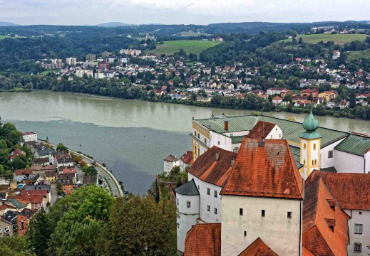 Bayerntour - Dreiflüsseblick in Passau (41165 visits)
Beim Blick vom Aussichtsturm der Veste Oberhaus in Passau sieht man den Zusammenfluß der Il... Bayerntour - Dreiflüsseblick in Passau