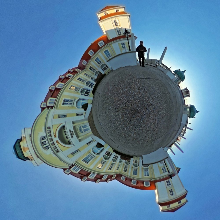 Das Kurhaus in Binz wurde im Jahr 1890 eröffnet und in den letzten Jahren rekonstruiert und modernisiert. Jetzt beherbergt es ein Luxushotel. Hier ist das 360Grad Panorama aus dem dieser LittlePlanet enstanden ist. T00081
18-01_Binz_T00081_JWHuZbv_Kurhaus.jpg