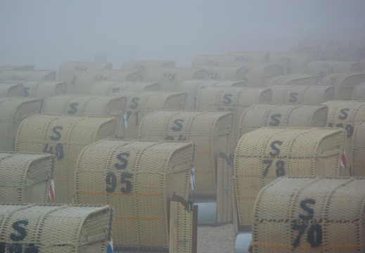 Ostseetour - Strandkörbe im Morgennebel