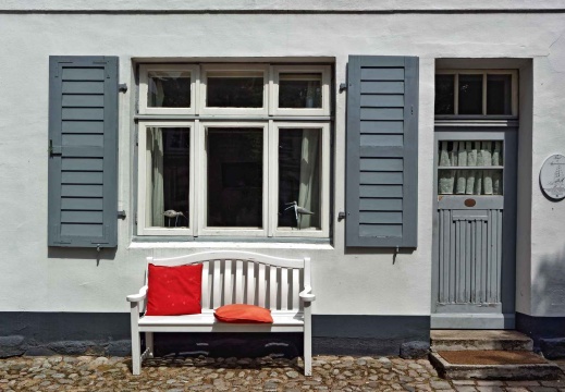 Ostseetour - die Travemünder Altstadt (2939 visits)
Die Bank vor einem Travemünde Altstadt-Haus lädt zum Verweilen ein. Ob sie wohl auch f&... Ostseetour - die Travemünder Altstadt
