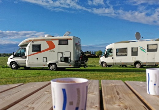 Frieslandtour - Stellplatz bei Westerwijtwerd (548 visits)
Nach der Radtour tut ein Kaffee in der Abendsonne gut. Stellplatz bei Westerwijtwerd HM9
Frieslandtour - Stellplatz bei Westerwijtwerd