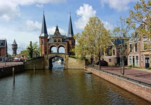 Frieslandtour - Sneek, Waterpoort (339 visits)
Das Wahrzeichen von Sneek ist das Wassertor mit seinen beiden schlanken Türmen, ein in seine... Frieslandtour - Sneek, Waterpoort