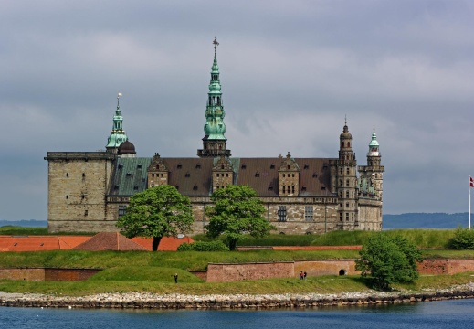 Skandinavien Tour - Schloß Kronborg bei Helsingör, DK (63 visits)
Von der Fähre aus hatte man eine gute Sicht auf das Schloß Kronborg. Bekannt ist das S... Skandinavien Tour - Schloß Kronborg bei Helsingör, DK