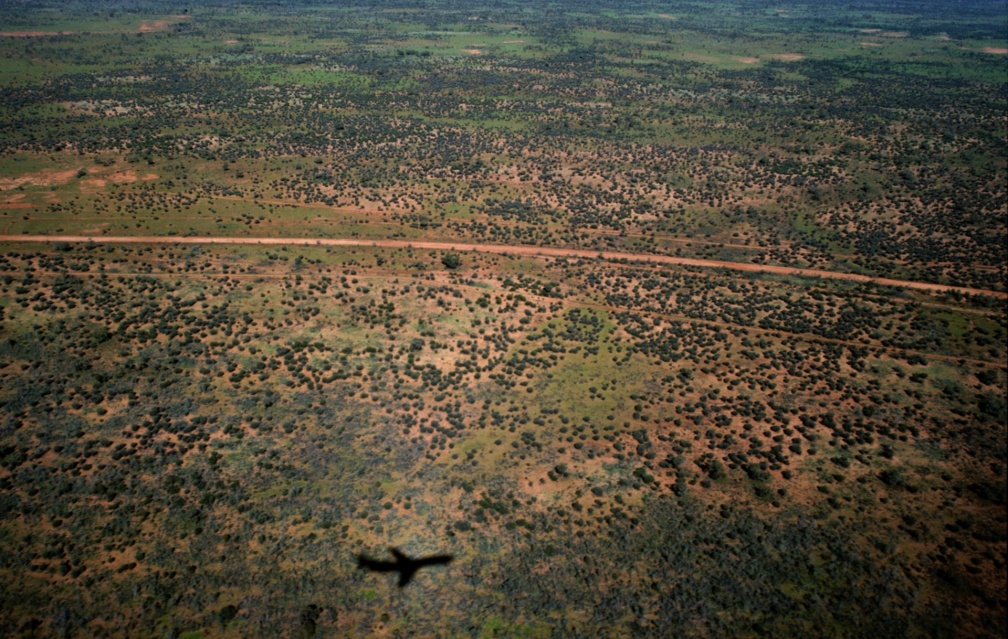 Das Outback auf dem Flug von Adelaide nach Alice Springs ist mehr grün wie rot. Das lag daran, dass es in den Wochen zuvor aussergewöhlich starke Regenfälle gab.
AUS-357_Flug nach Alice Springs_88-05-19v.jpg