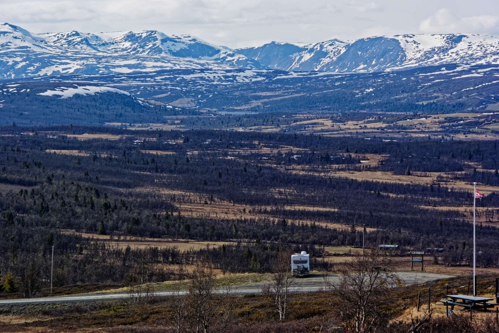 Der Panoramavegen führt über 20km, weitestgehend auf Schotterpiste, vom Strondafjorden zum Storfjorden. Dabei erschliessen sich einem viele schöne Blicke auf die Berglandschaft und Parkplätze laden zu einer Wanderung ein. V315666
0568_Panoramavegen_V315666_WbZbv_WoMo_Landschaft.jpg