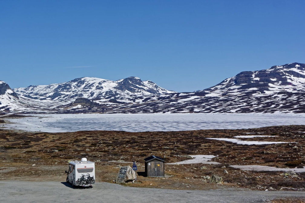 Ein Stück weiter auf der Fv52 erwartete uns ein zugefrorener See, der Eldrevatnet. Anfang Juni sind viele Seen noch zugefroren und es gibt noch reichlich Schnee auf den Bergen. V315722
0638_Unterwegs_V315722_WbZbhv_Eldrevatnet_WoMo.jpg