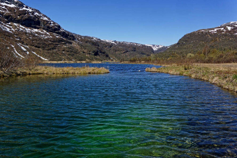 Weiter geht die Fahrt auf der Fv50. Am Aurdalsvatnet haben wir einen Stop für eine kurze Wanderung eingelegt und bewundern das glasklare Wasser des Sees. V315838
0800_Aurdalsvatnet_V315838_WbZbv_Landschaft.jpg