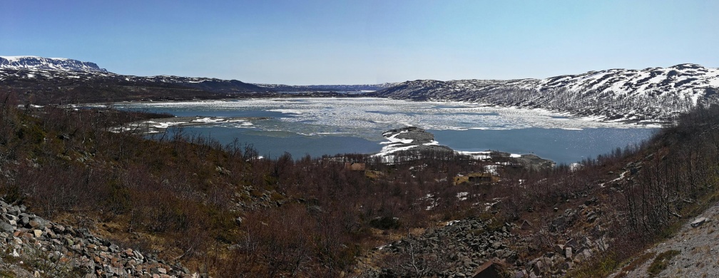 Schon im ersten Teil der Fahrt über die Hardangervidda gibt es atemberaubende Ausblicke, hier auf den teilweise zugefrorenen Ustevatnet. HM9 Panorama aus 2 Einzelbildern
0867_Hardangervidda_HM9_06_113008_PZ2Zbv_See_Landschaft.jpg