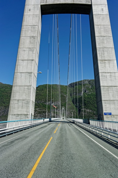 Über die Hardangerbrua führte die Strasse direkt in einen Tunnel. Die Hardangerbrücke ist mit 1380m die längste Hängebrücke Norwegens. V315967
0985_Unterwegs_V315967_WbhZbv_Hardangerbrua.jpg
