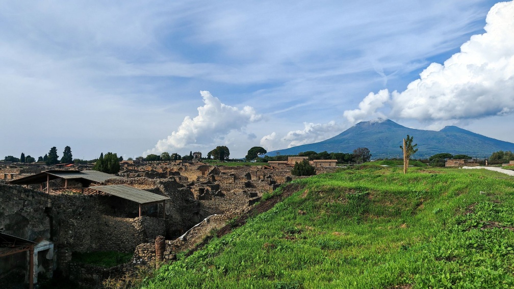 0420_Pompeji_241024_JZEbv_Vesuv.jpg