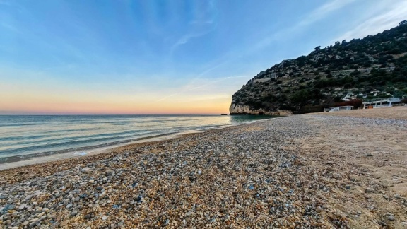 Der Strand mit dem Monte Saraceno